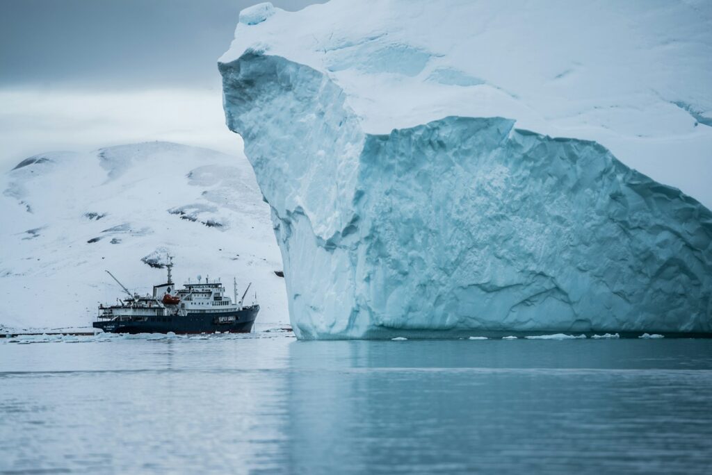 barco ao lado do iceberg, Groenlândia