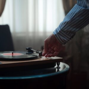 pessoa escutando música em um disco de vinil
