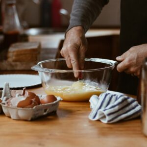 homem cozinhando
