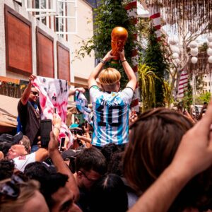 personas festejando copa del mundo fútbol argentina