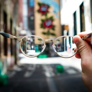 pessoa olhando uma rua através de um óculos