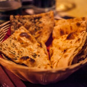 pães tradicionais indianos em uma cesta, naan, pão indiano, Butter Garlic Naan