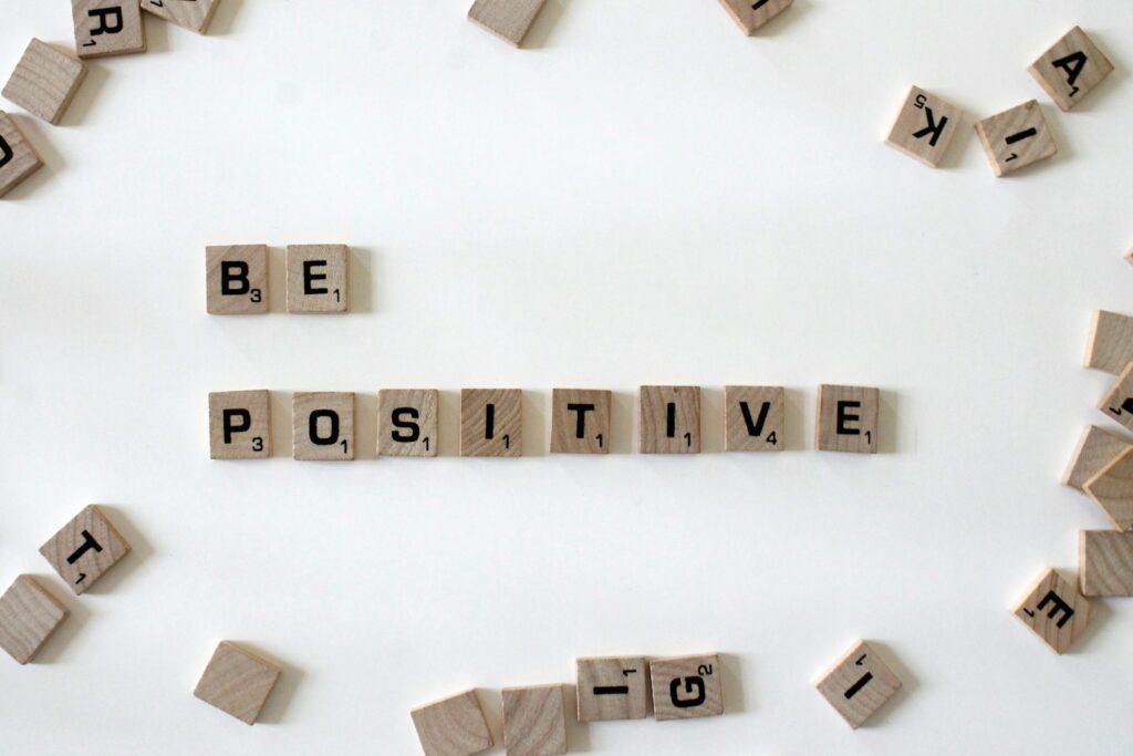 peças de scrable formando a frase seja positivo