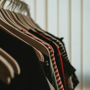 diversas roupas penduradas em cabides