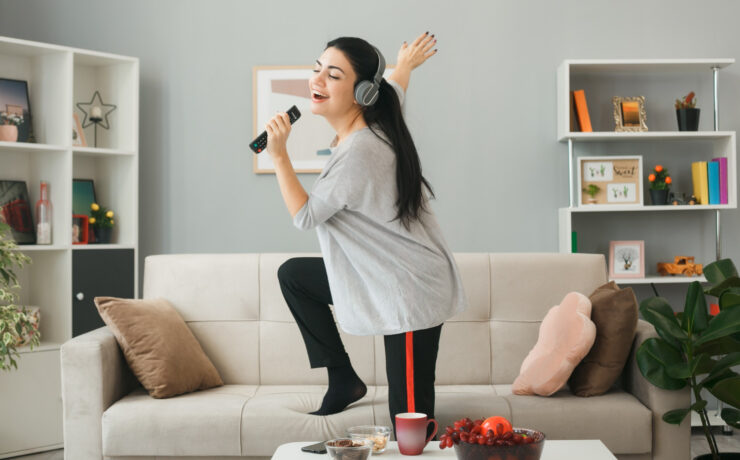 garota cantando em casa