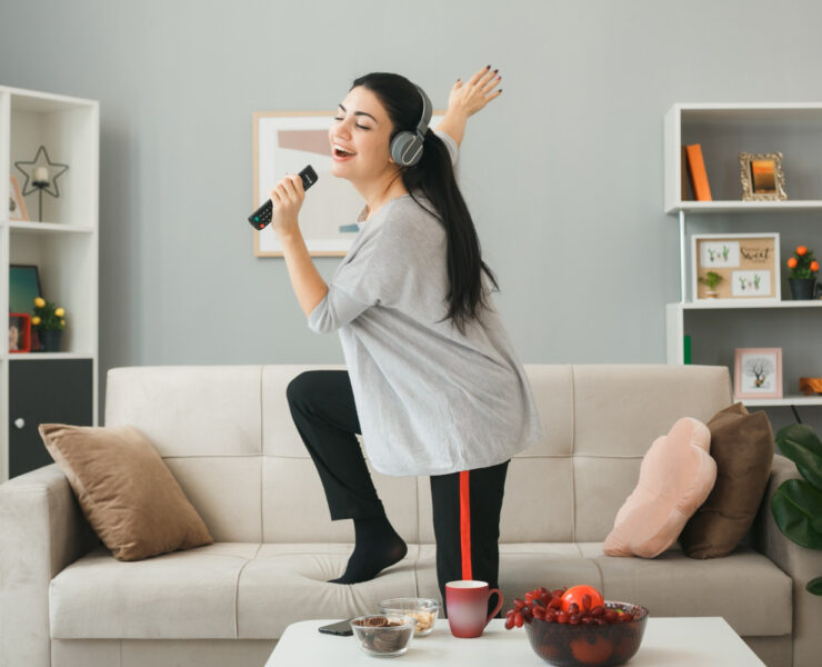 garota cantando em casa