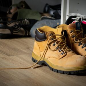 par de botas sobre um chão de madeira