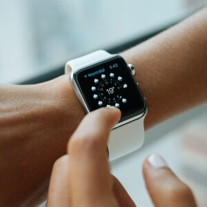 mulher usando um smarwatch