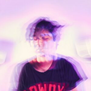 homem com camiseta preta em imagem bem desfolcada