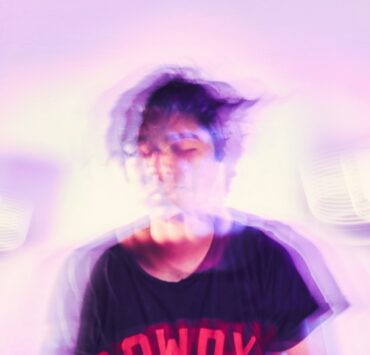 homem com camiseta preta em imagem bem desfolcada