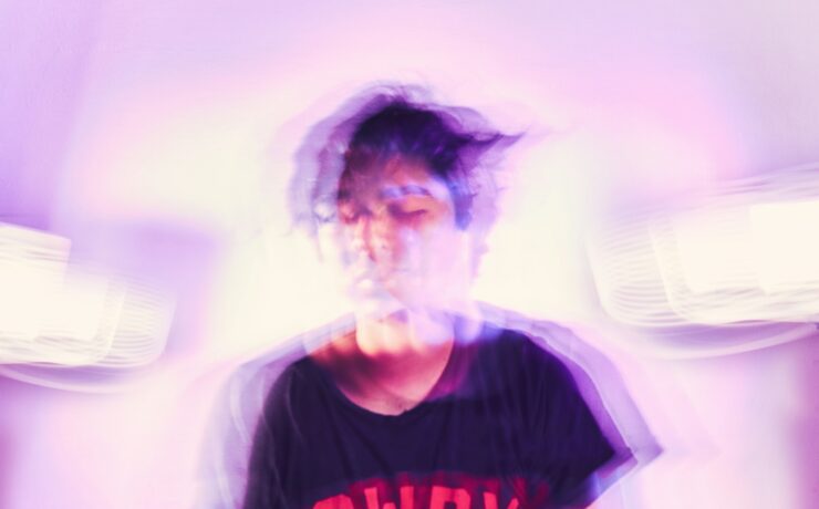 homem com camiseta preta em imagem bem desfolcada