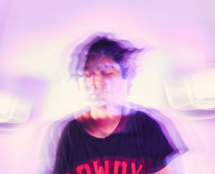 homem com camiseta preta em imagem bem desfolcada