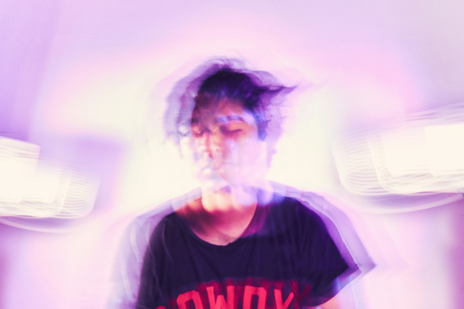 homem com camiseta preta em imagem bem desfolcada