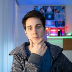 homem jovem com a mão no queixo e pensando