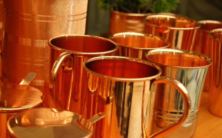 diversos copos e canecas de cobre lado a lado