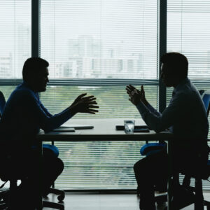 duas pessoas discutindo