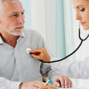 um senhor sendo atendido por uma médica