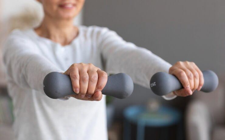 mulher levantando peso