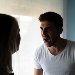 homem irritado grita com uma mulher