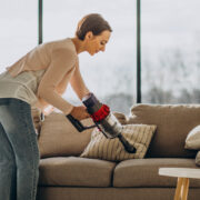 sofa woman cleaning divano pulizia donna