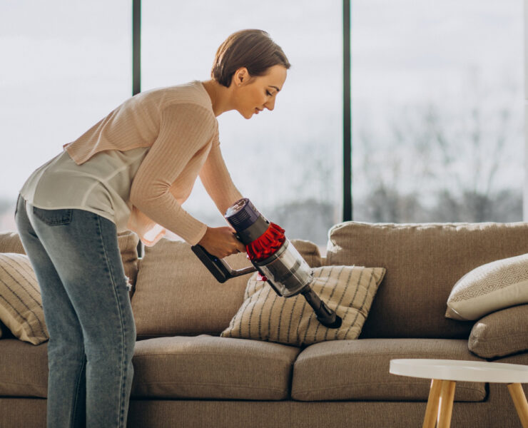 sofa woman cleaning divano pulizia donna