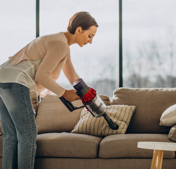 sofa woman cleaning divano pulizia donna