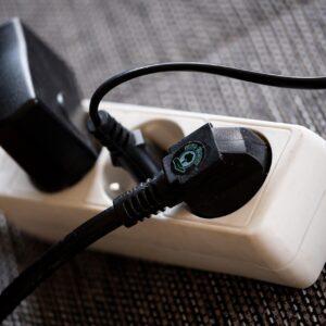 filtro de linha branco com diversos plugs ligados a ele