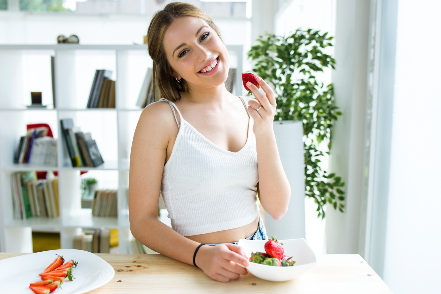 mulher jovem comendo saudável