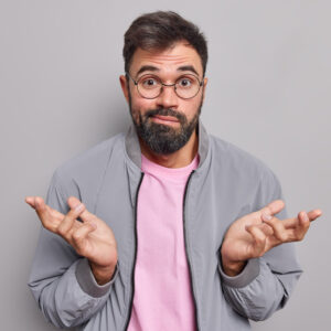 homem com ar confuso e mãos espalmadas