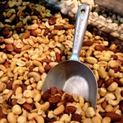 mix de oleginosas com uma pá para servir