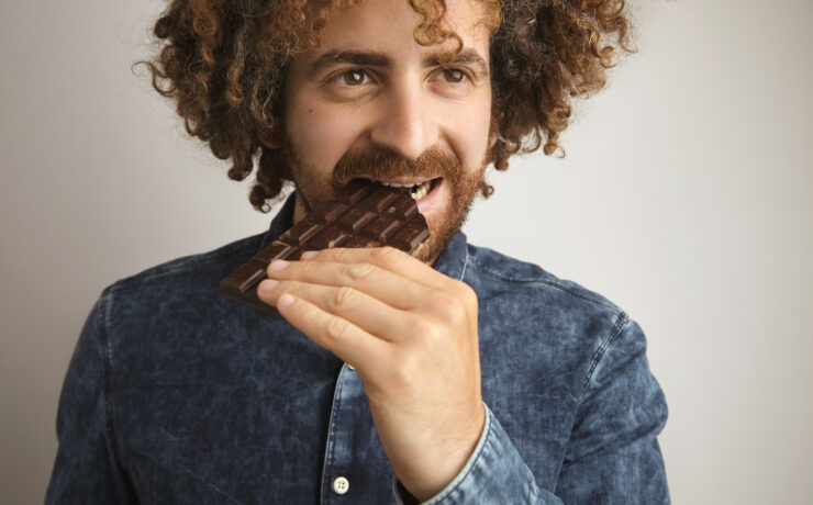 homem comendo chocolate