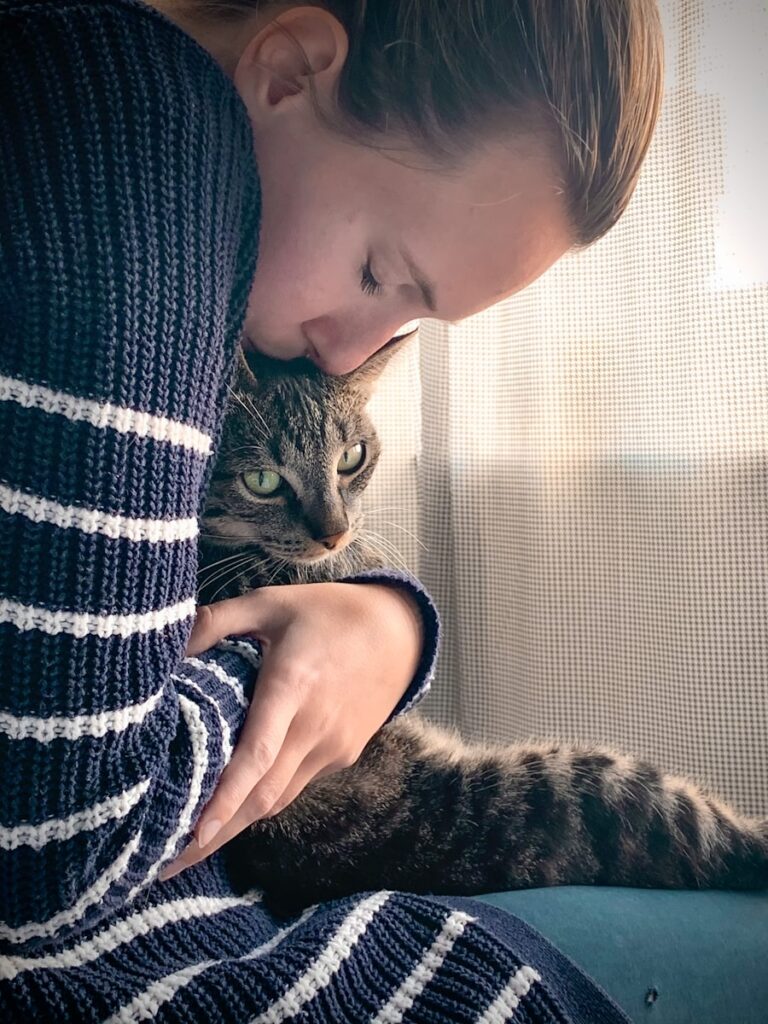 mulher abracando um gato