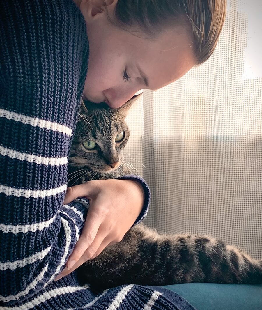 mulher abracando um gato