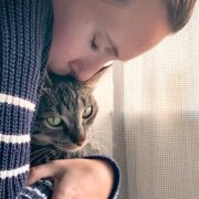 mulher abracando um gato