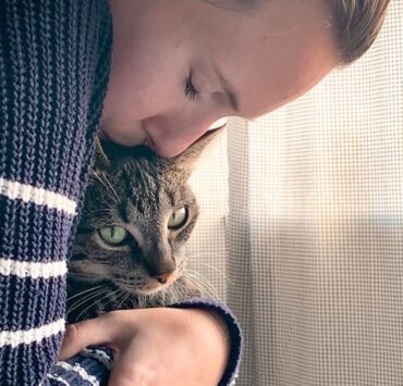 mulher abracando um gato
