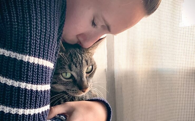 mulher abracando um gato