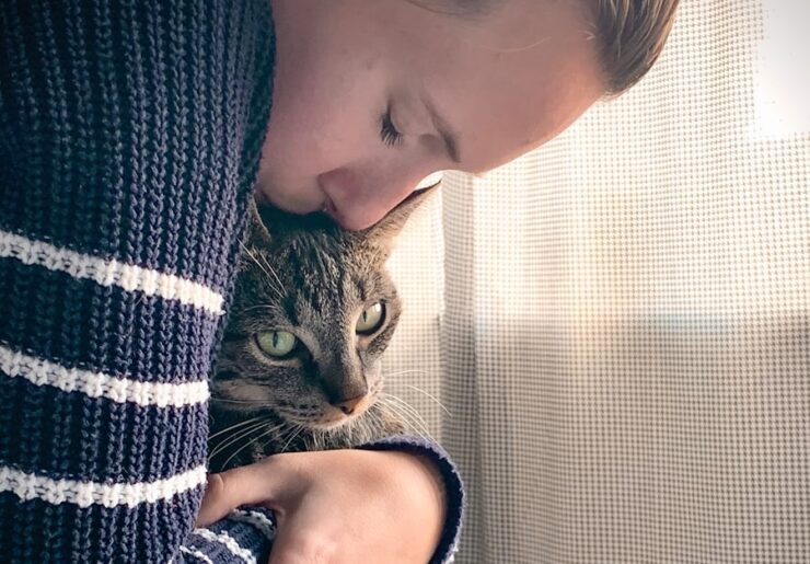 mulher abracando um gato