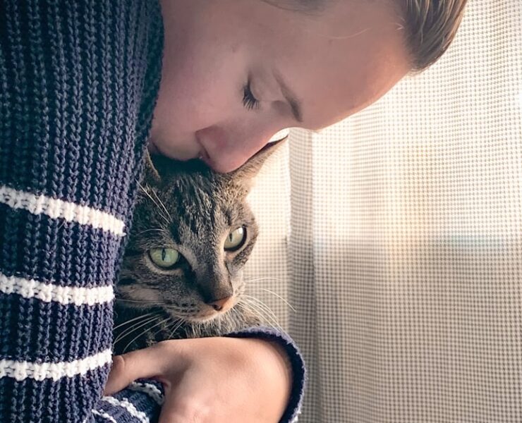 mulher abracando um gato