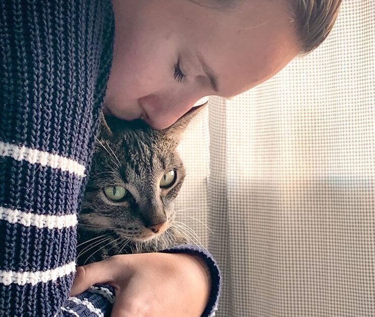 mulher abracando um gato