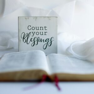 count your blessings, conte suas benção, caderno aberto e uma placa com os dizeres count your blessings