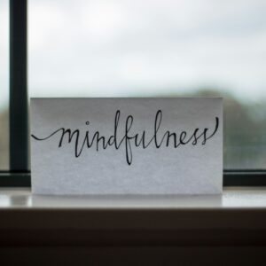 mindfulness, papel impresso sobre atenção plena perto da janela