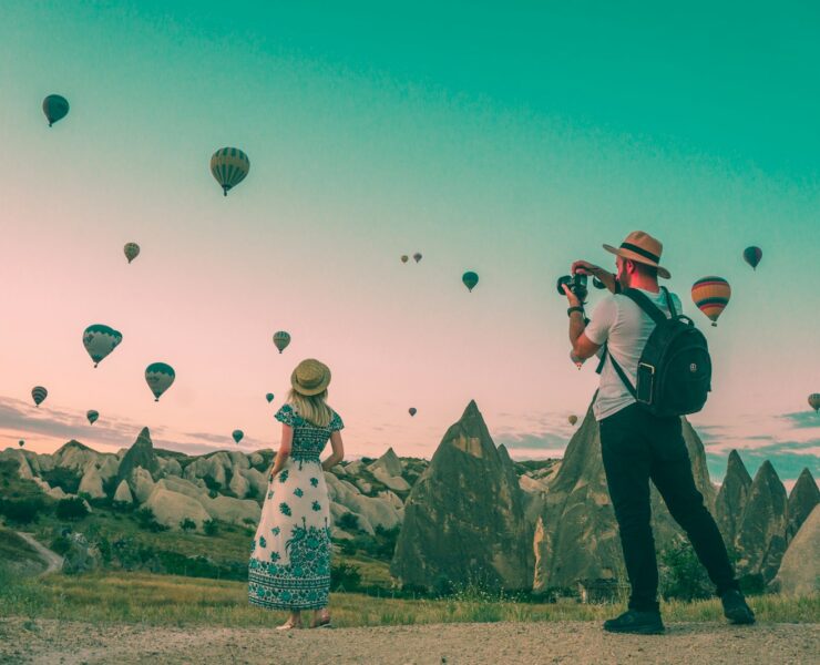 filho tirando foto com a mãe em vista com baloes