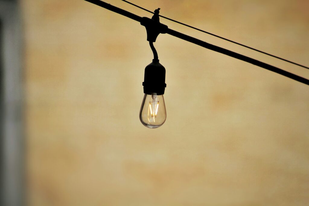 lámpada retro de led acesa e pendurada em um cabo