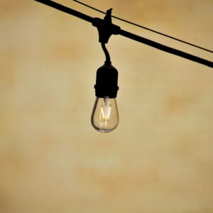 lámpada retro de led acesa e pendurada em um cabo