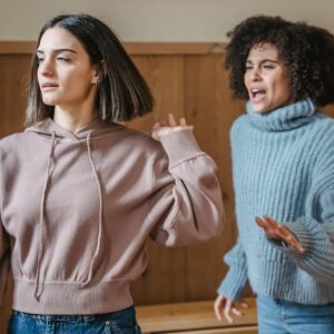 duas mulheres conversando nervosas