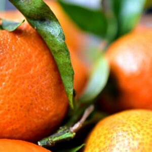 uma pilha de laranjas em cima de uma mesa