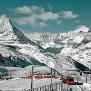 montanha coberta de neve sob céu azul durante o dia