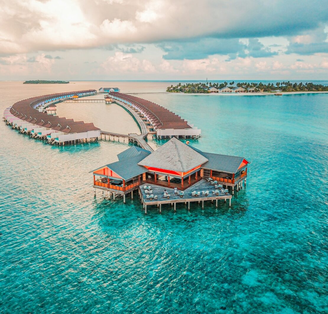 fotografia aérea de quartos de resort e ilha, Rayyu Maldivas
