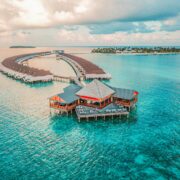 fotografia aérea de quartos de resort e ilha, Rayyu Maldivas