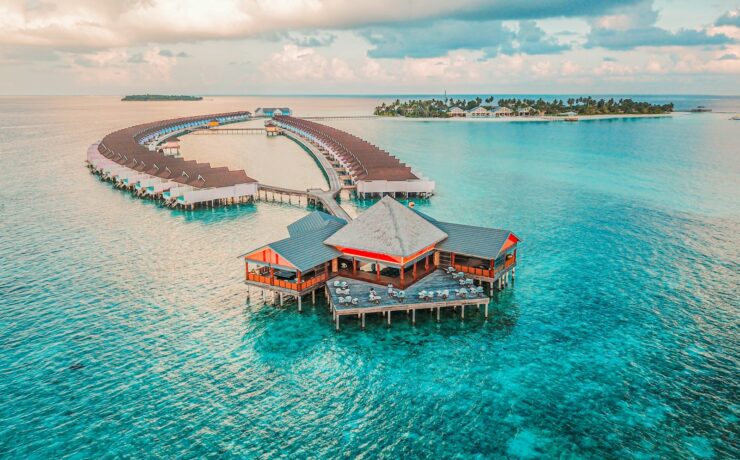 fotografia aérea de quartos de resort e ilha, Rayyu Maldivas